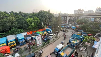 তেজগাঁওয়ের ট্রাকস্ট্যান্ড গিলে খাচ্ছে রাস্তা