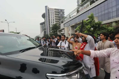 মন্ত্রীর গাড়ি আটকে দিয়েছেন শিক্ষার্থীরা