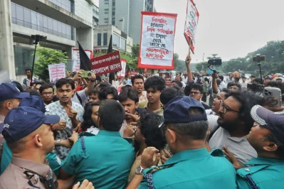 বিক্ষোভকারীদের মুখোমুখি পুলিশ