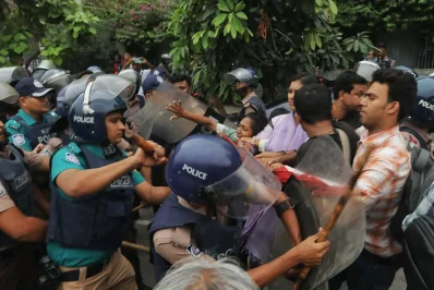 বিক্ষোভকারীদের মুখোমুখি পুলিশ