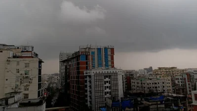কালো মেঘে ঢেকে আছে রাজধানীর আকাশ 