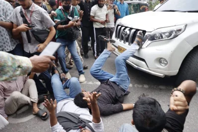 বিক্ষোভের সময় কয়েকজন রাস্তায় শুয়ে পড়েন