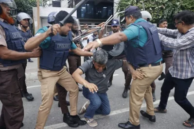 একজন বিক্ষোভকারীর ওপর পুলিশের অ্যাকশন