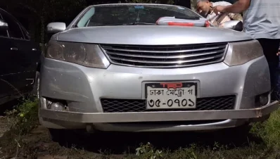 পেছন থেকে ১০-১২টি মোটরসাইকেল প্রাইভেটকার ঘিরে ফেলে