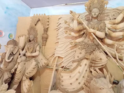 প্রতিমা তৈরির কাজ শেষ করে শিল্পীরা এখন রংতুলির শেষ আঁচড় লাগাতে ব্যস্ত সময় কাটাচ্ছেন