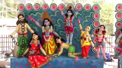 চার যুগের ধর্মীয় ও পৌরাণিক নানা উপাখ্যান ফুটিয়ে তোলা হয়েছে প্রতিমার শৈল্পিক রূপান্তরের মাধ্যমে