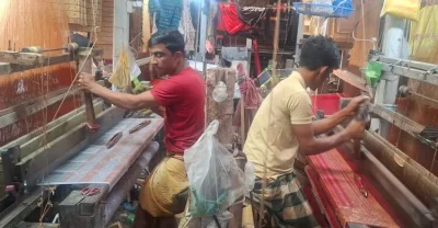 মেশিনের যুগেও টিকে আছে হাতের তৈরি শাড়ি, চাহিদা আছে বিদেশেও