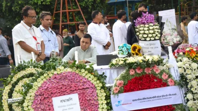 ফুলেল শ্রদ্ধা জানান বাংলা ট্রিবিউনসহ বিভিন্ন ব্যক্তি ও প্রতিষ্ঠানের পক্ষ থেকে