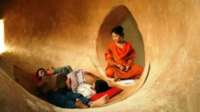 মাটির ছোট ছোট কামরায় শিক্ষার্থীরা শুয়ে বসে শিক্ষা গ্রহণ করতে পারে (ছবি: সংগৃহীত)
