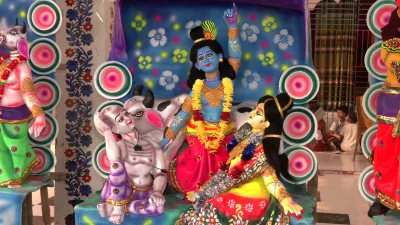ধর্মাবলম্বীদের সবচেয়ে বড় শারদীয় দুর্গোৎসব ঘিরে ব্যতিক্রমী আয়োজন করেছে যশোর শহরতলির চাঁচড়া বর্মনপাড়া শ্রীহরি মন্দিরে