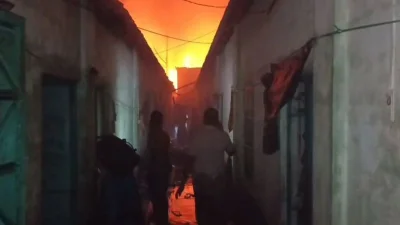 সাভারের আশুলিয়ার জামগড়া এলাকায় তুলা ও পাটের গুদামে লাগা আগুন ছড়িয়ে পড়ে আশপাশের বসতবাড়িতে