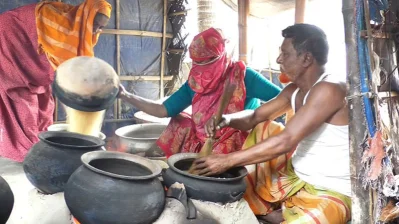 ভাজা হচ্ছে মুড়ি। ছবি: বাংলা ট্রিবিউন