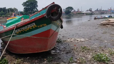নদীর বিভিন্ন স্থানে অবৈধ স্থাপনা গড়ে ওঠায় কোথাও সংকুচিত হয়েছে এর প্রস্থ