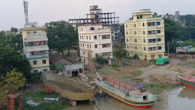 দুই পাড় দখল করে গড়ে উঠেছে বহুতল ভবন, দোকানপাট, রিসোর্ট, ঘরবাড়ি ও কলকারখানাসহ নানা স্থাপনা