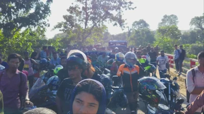 গাড়িগুলো সড়কের গঙ্গারাম বাজার ও উজোবাজার এলাকায় পৌঁছালে আন্দোলনকারীদের বাধার মুখে পড়ে