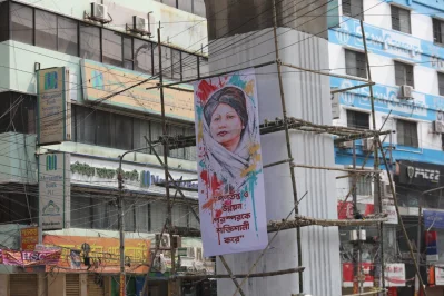 সাবেক প্রধানমন্ত্রী খালেদা জিয়ার গ্রাফিতিতে থাকছে তাঁর নানান বক্তব্য (ছবি: আবির আহমেদ সুপ্ত)