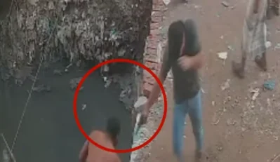 ভিডিওতে দেখা যায়, দুজন যুবক মিলে খুব কাছ থেকে আগ্নেয়াস্ত্র দিয়ে সাহেব আলীকে গুলি করছে