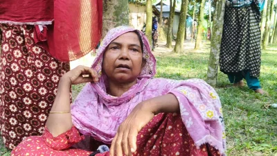 অসহায় দৃষ্টিতে তাকিয়ে আছেন নাজির উদ্দিন ব্যাপারীর স্ত্রী