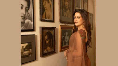 দিদিমার নকশা করা জড়োয়া দুলে রাইমা সেন (ছবি: সংগৃহীত)