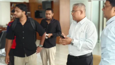নতুন উপাচার্য অধ্যাপক শেখ শরীফুল আলমের সঙ্গে তার দফতরে প্রবেশ করেন চুয়েট শাখা ছাত্রদলের নেতারা