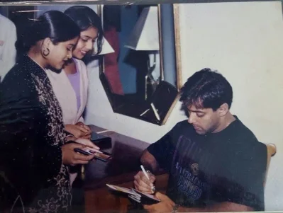 অটোগ্রাফ নিচ্ছেন চাঁদনী 