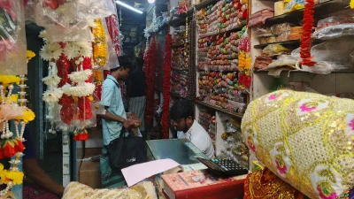শাঁখারীবাজারের সাজসজ্জার দোকানগুলোতে এখনও জমে ওঠেনি বেচাকেনা