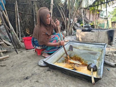জ্বালানো হচ্ছে খেজুর রস