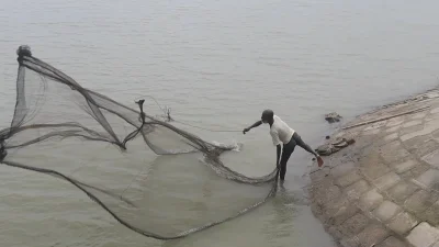 ভোরের আলো ফোটার আগেই নৌকা ও জাল নিয়ে হাওরে ছুটতেন জেলেরা