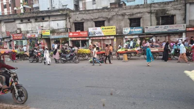 বিকাল হতেই শুরু হয় দোকান বসা। ছবি: বাংলা ট্রিবিউন