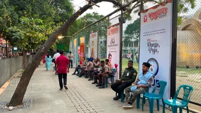 দায়িত্ব পালন করছেন বিভিন্ন বাহিনীর সদস্যরা। ছবি: আসাদ আবেদীন জয়/বাংলা ট্রিবিউন