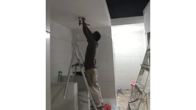 ওয়াশরুমে চলছিল সংস্কারের কাজ