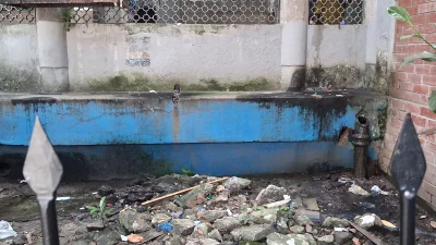 আশপাশে অপরিচ্ছন্ন পরিচয়। ছবি: বাংলা ট্রিবিউন