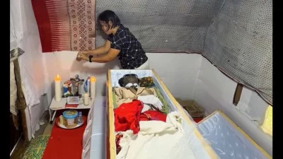 তোরাজা জনগোষ্ঠীর মানুষ মৃত্যুর পরেও স্বজনদের কবর থেকে তুলে এভাবেই নতুন পোশাক পরান (ছবি: সংগৃহীত)