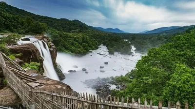 আথিরাপল্লি জলপ্রপাত (ছবি: সংগৃহীত)