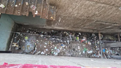 ভবনের ফাঁকে ফেলা ময়লা। ছবি: বাংলা ট্রিবিউন