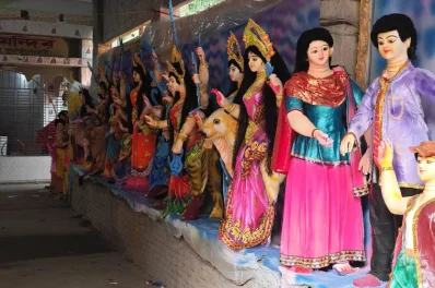 একই এলাকার আধা কিলোমিটারেরও কম দূরত্বে খরসংগ মিকশিমিল সাহাপাড়া সার্বজনীন পূজা মন্দিরে তৈরি হয়েছে আরও ১৫২টি প্রতিমা