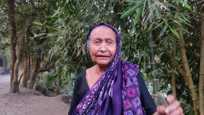 বাড়ির দরজার সামনে অসহায় অবস্থায় বসে থাকতে দেখা যায় তাকে