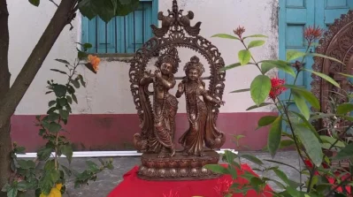 পূজার দিনগুলোতে দর্শনার্থীদের জন্য উন্মুক্ত রাখা হয় বাড়ি ও পূজামণ্ডপ। উৎসব শেষে প্রতিমাটি সংরক্ষণ করে রাখা হয়