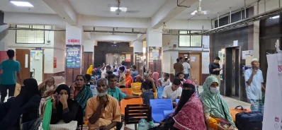 জাতীয় ক্যানসার হাসপাতালে রোগী ও তাদের স্বজনদের ভিড়। ছবি: বাংলা ট্রিবিউন
