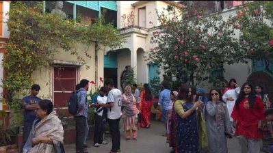 ঐতিহ্যবাহী বণিকবাড়িতে এমনই এক দুর্গা প্রতিমা ঘিরে প্রতি বছর পূজায় জড়ো হন দর্শনার্থীরা