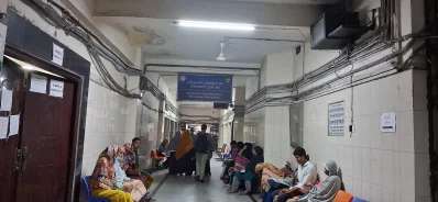 জাতীয় ক্যানসার হাসপাতালে রোগী ও তাদের স্বজনদের ভিড়। ছবি: বাংলা ট্রিবিউন