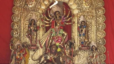 শুধু প্রতিমার নির্মাণশৈলীই নয়, পূজা শেষে বিসর্জনের প্রচলিত রীতির ব্যতিক্রমও বাড়িটিকে আলাদা পরিচিতি দিয়েছে