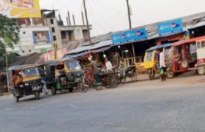 স্থানীয় প্রভাবশালীদের তদবির এবং শ্রমিক সংগঠনের নামে &lsquo;বিটমানি&rsquo; দিয়ে এসব যানবাহন মহাসড়কে চালাচ্ছেন চালকরা