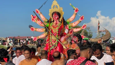 বিকালে মেরিন ড্রাইভ সংলগ্ন সৈকতে বঙ্গোপসাগরের জলে দেবী দুর্গাকে বিদায় জানান সনাতন ধর্মাবলম্বীরা