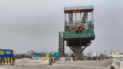 নির্মিত বিশেষ বাস লেন ও স্টেশন অবকাঠামো অপসারণ করে সড়কটিকে ছয় লেনের মহাসড়কে রূপান্তরের সিদ্ধান্ত নিয়েছে সরকার