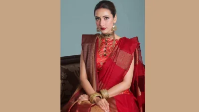 লাল শাড়িতে বিদ্যা সিনহা মিম (ছবি: শিল্পীর ফেসবুক থেকে নেওয়া)