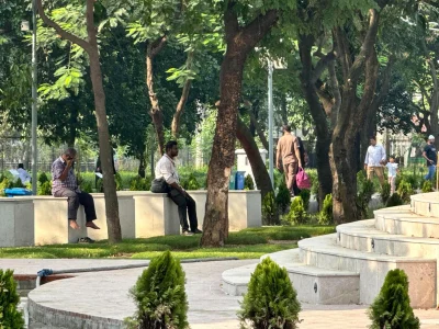পার্কে বিশ্রাম নিচ্ছেন কয়েকজন