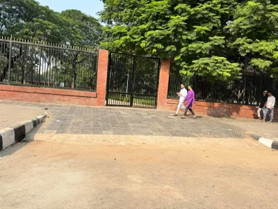 অনেকেই পার্কে আসেন হাঁটতে। ছবি: বাংলা ট্রিবিউন