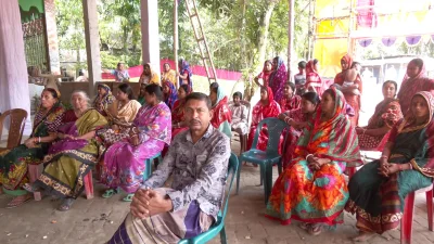 প্রতিমা বিসর্জনের প্রস্তুতির সময় এক নারীর অস্বাভাবিক আচরণ ও পূজায় ত্রুটি থাকার দাবিকে কেন্দ্র করে নতুন করে পূজার আয়োজন করেন আয়োজকেরা