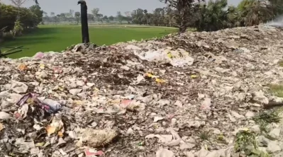 দুর্গন্ধে পথচারীদের কেউ নাক চেপে রাস্তা পার হচ্ছেন, কেউবা দম বন্ধ করে দ্রুত সেখান থেকে সরে যাওয়ার চেষ্টা করছেন